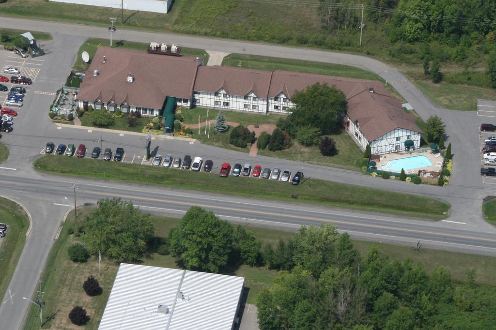 Mcintosh Country Inn & Conference Centre Morrisburg Exterior foto