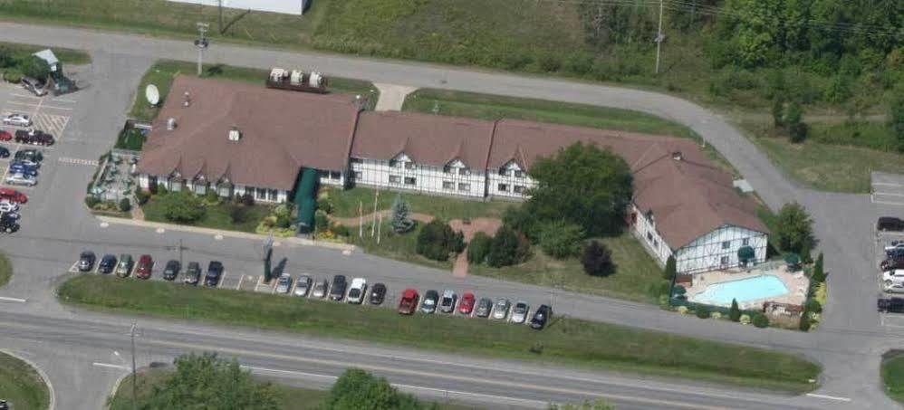 Mcintosh Country Inn & Conference Centre Morrisburg Exterior foto